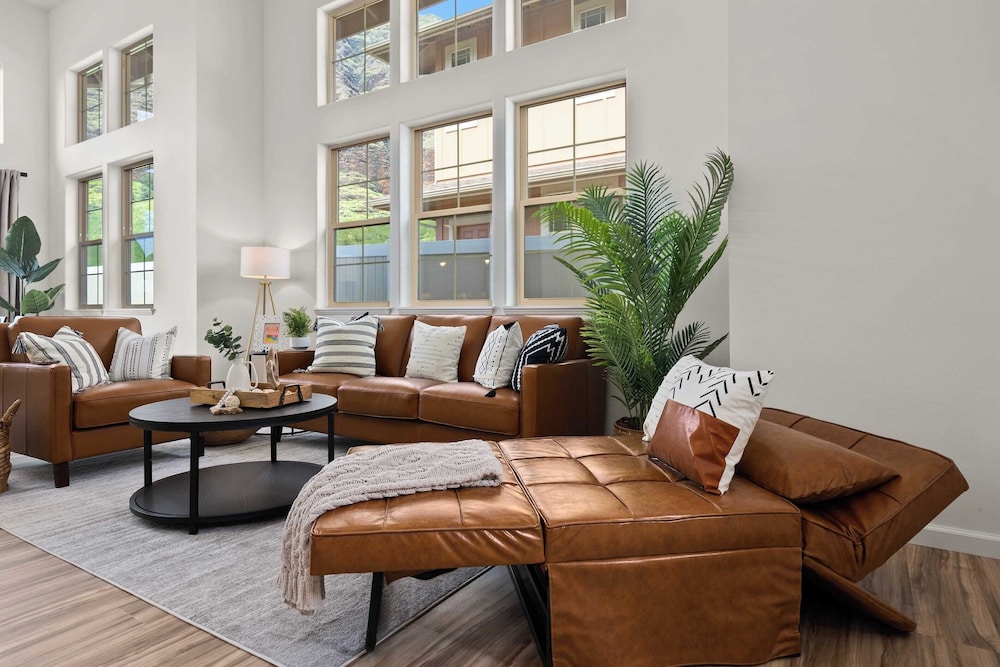 Sleeps 16, 2 Homes Ocean Views, Shared Pool + Gym, Near the Beach Avantstay
