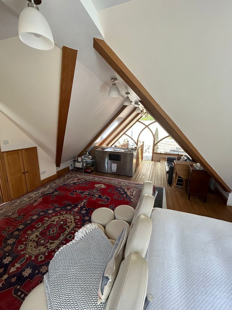 Charming En-suite Bedroom With Patio in St Aubin view 3