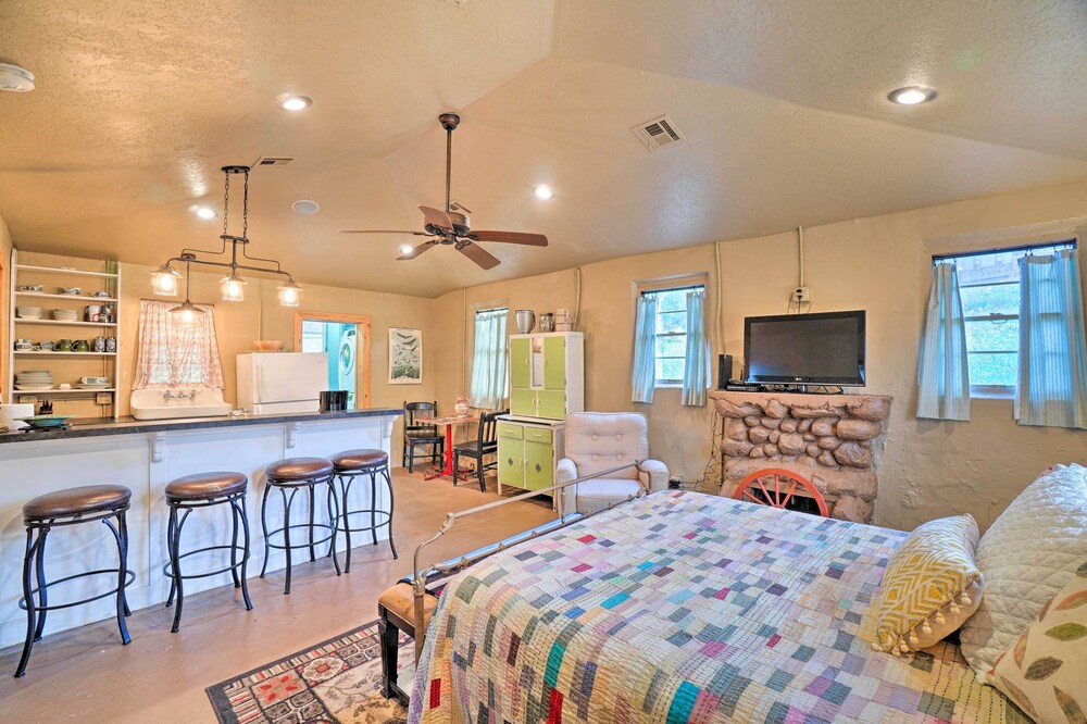Enchanting Hilltop Cottage in Medicine Park! view 5