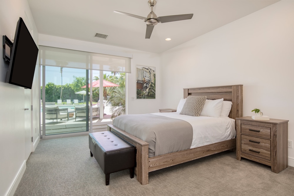 Polo Villa 1 by Avantstay Features Expansive Putting Green, Pool, Spa & Outdoor Firepit 260-322 5 Bedrooms view 2