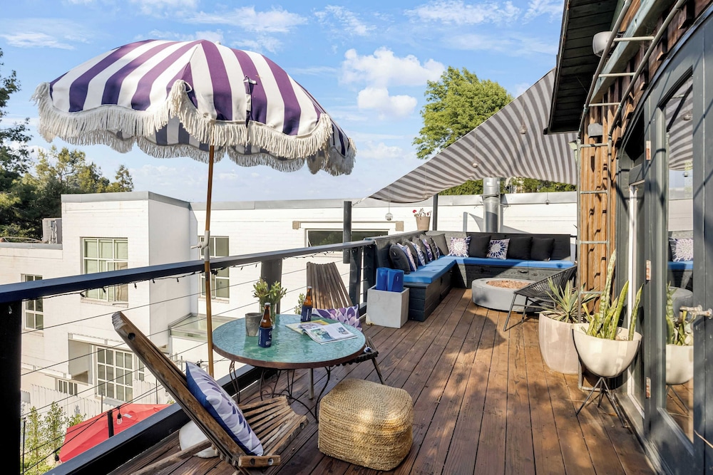 Chic LA Hideaway w/ Soaking Tub, Firepit Lounge & Tranquil Backyard