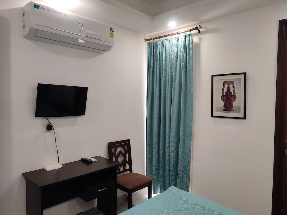 Fully Furnished Room in Hauz Khas view 5