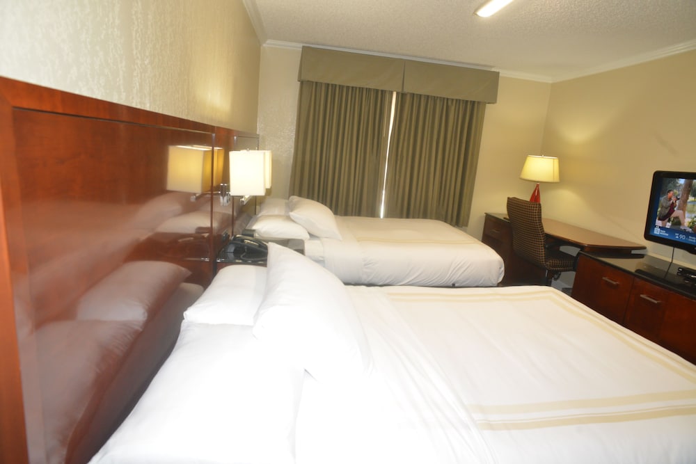 Hometown Inn & Suites