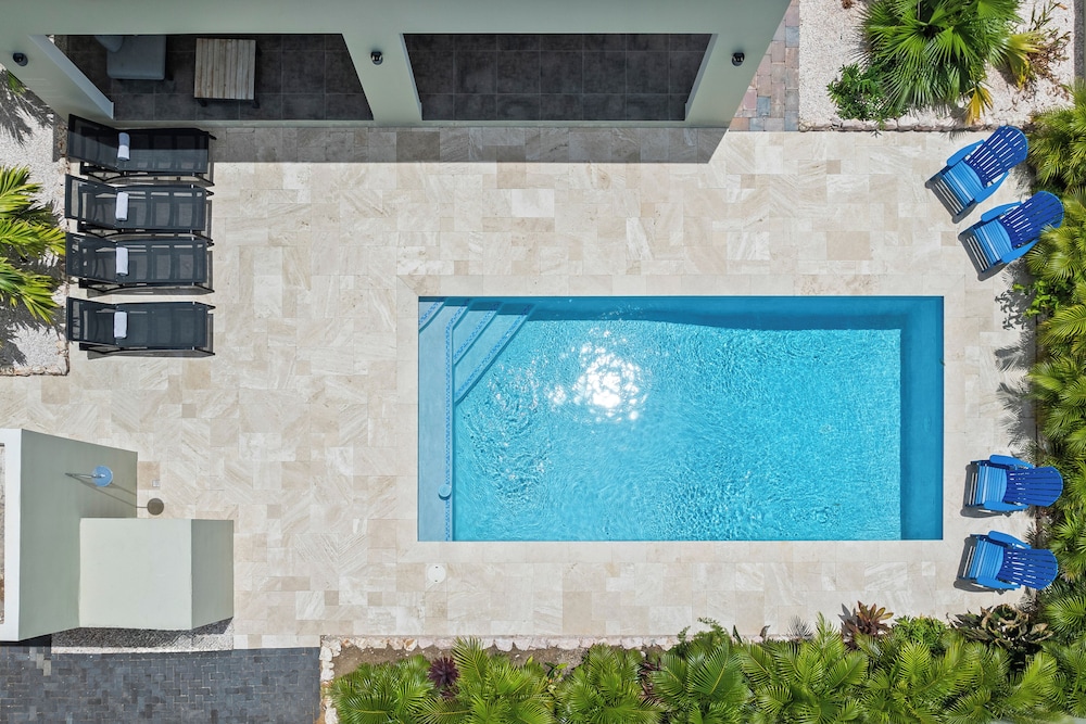 Villa Jasmijn with private pool, at Mambo Beach