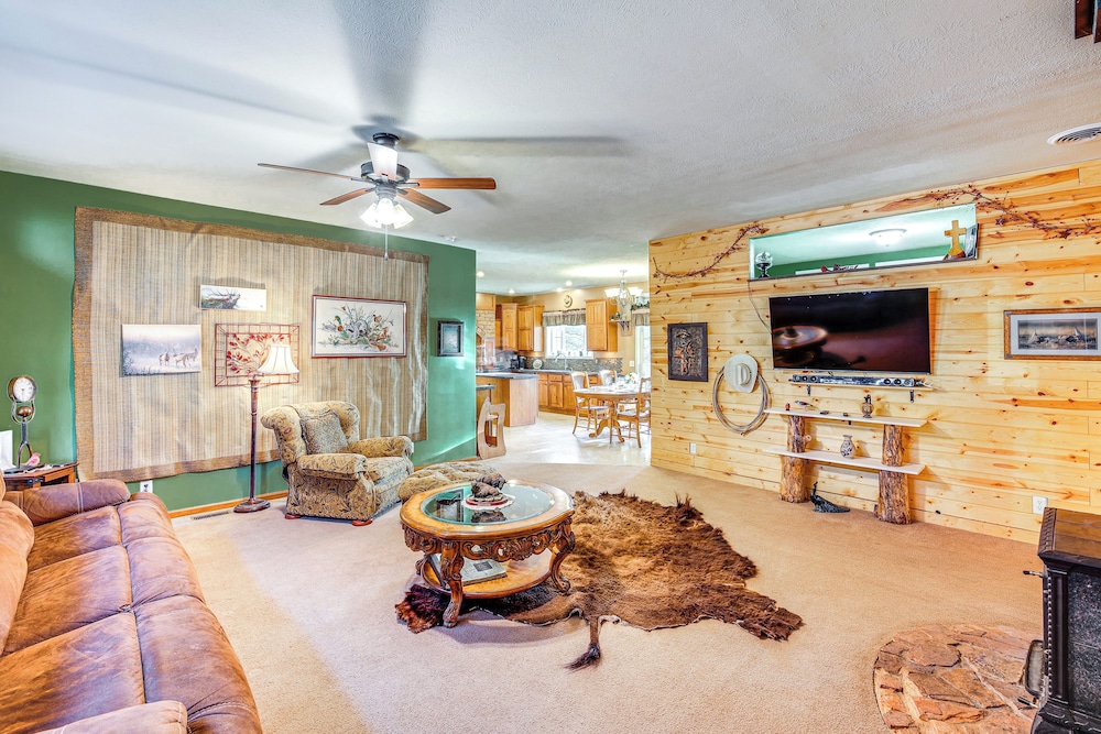 5 Mi to Town: Mtn-view Gem w/ Deck in Hot Springs