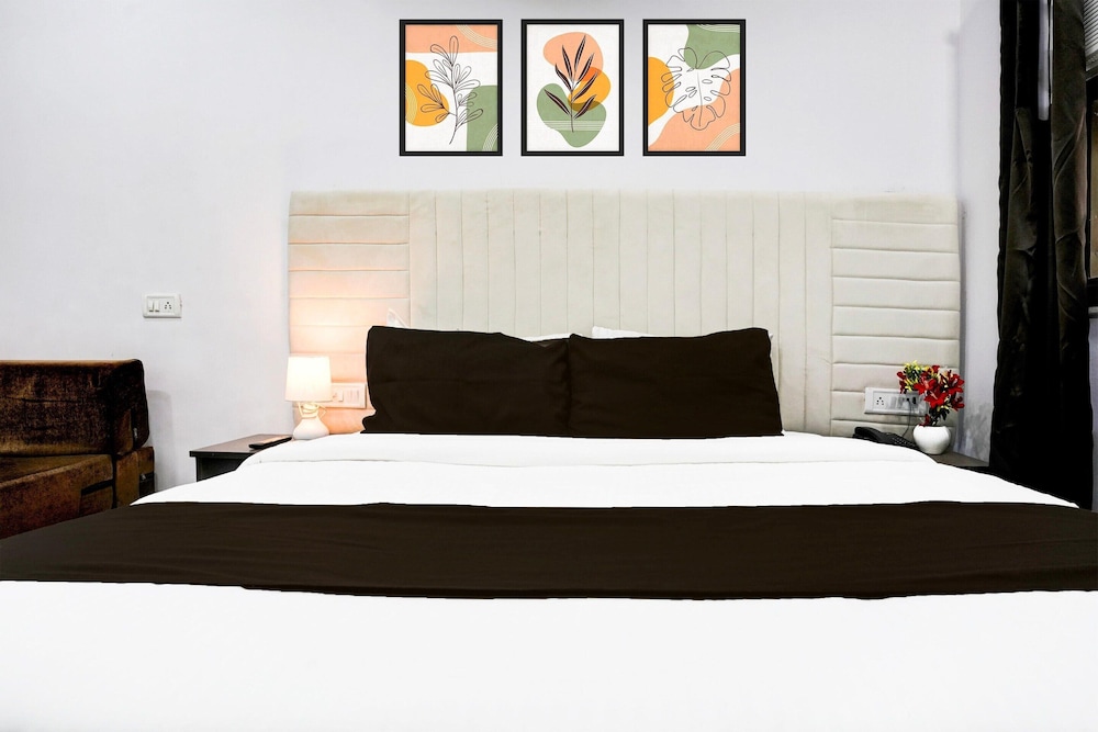 Cozy Deluxe Room Near Juhu Beach Mumbai
