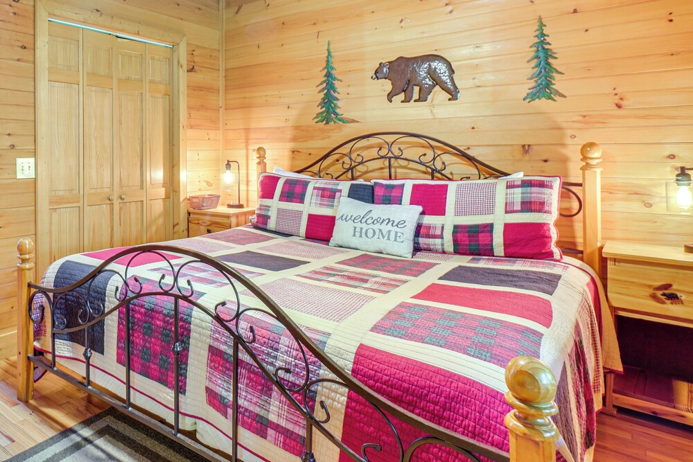 5 Mi to Gsmnp: Cabin w/ Hot Tub & Game Area