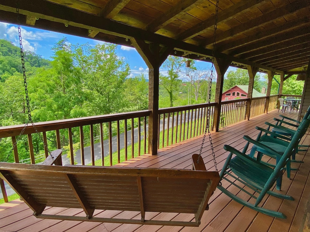 Dogwood Acre 3 Bedroom Cabin by RedAwning view 4