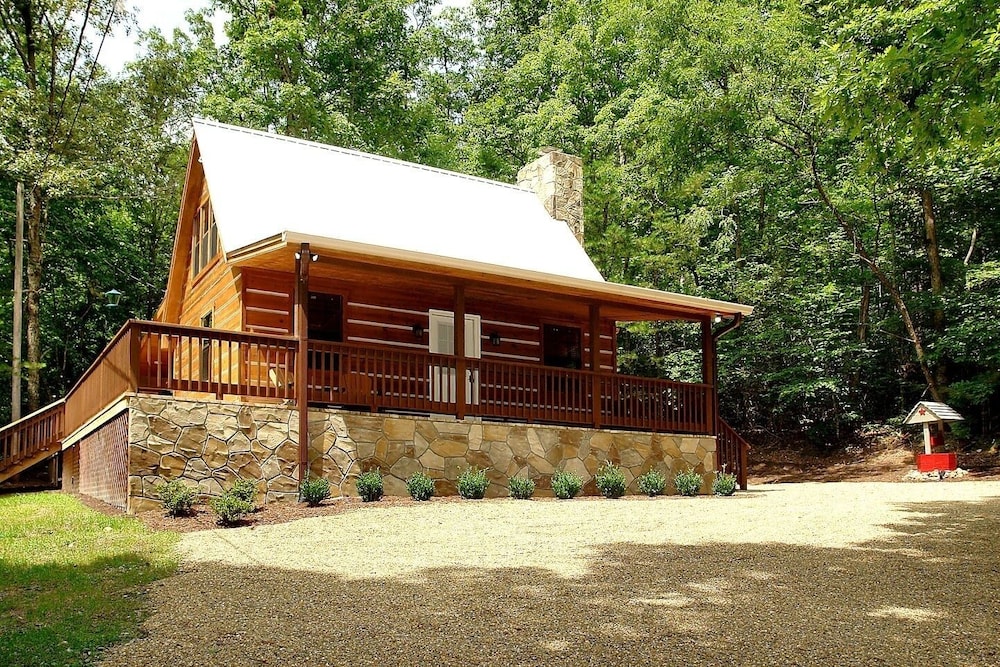 Mountain Laurel - 1 Bedrooms, 1 Baths, Sleeps 4 Cabin by RedAwning