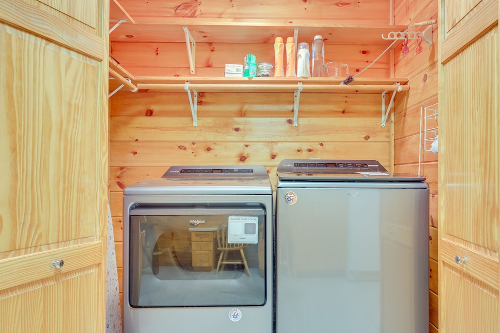 Hot Tub & Game Room: Blue Ridge Getaway