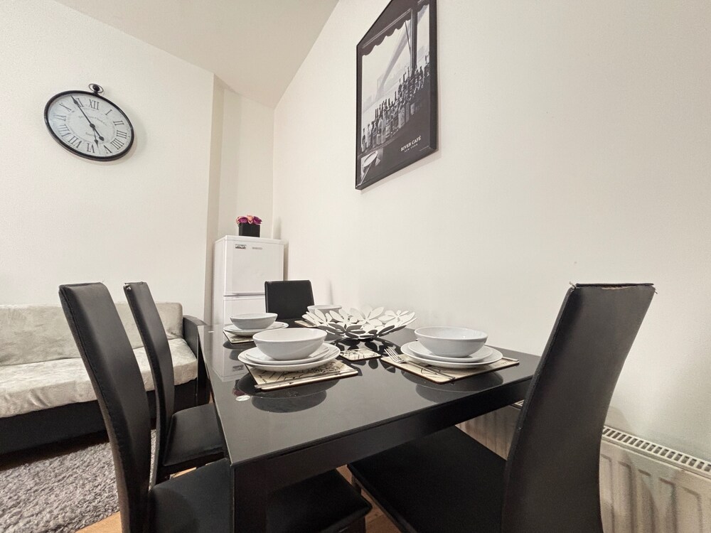 4 Beds-sleeps 8-central-office Space