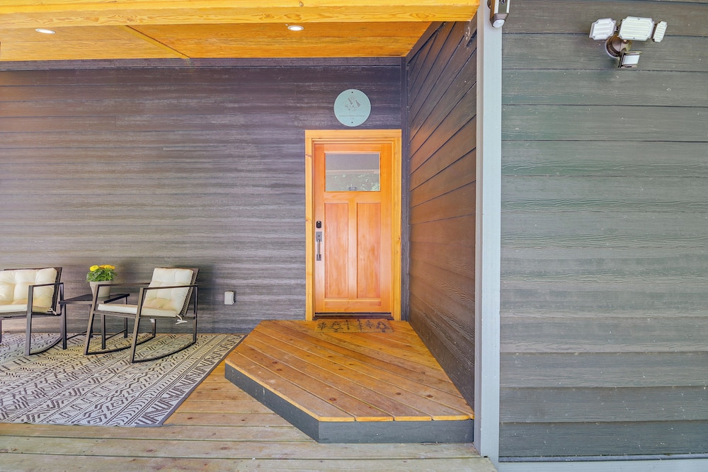 Deck, Hot Tub & Views: Sleek Getaway in Index!