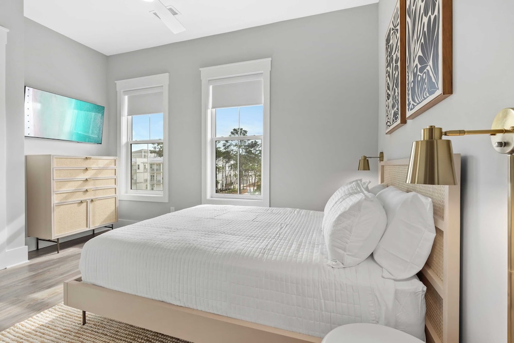 Sea Dweller by Avantstay Rooftop Spa + Gulf View Golf Cart, Pool