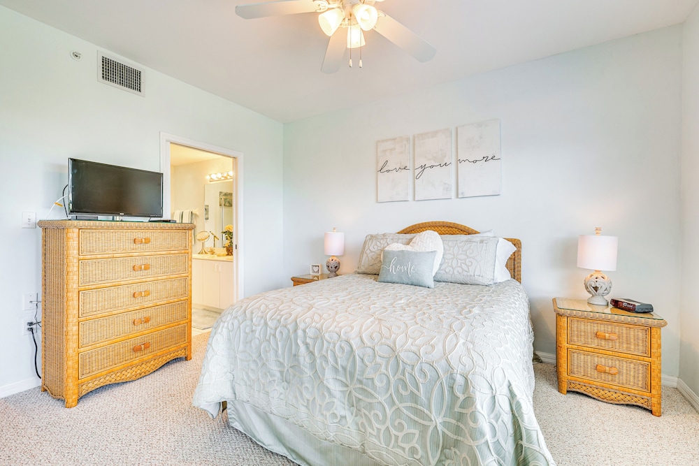 Sleek Naples Condo w/ Balcony: Snowbirds Welcome!