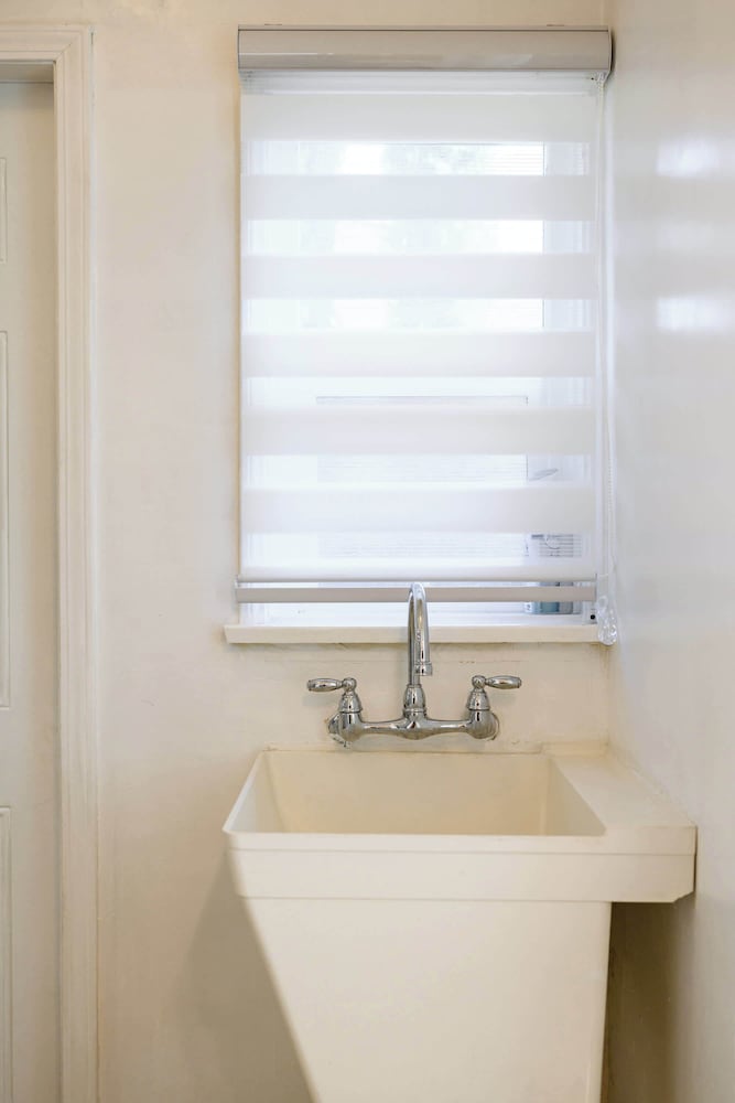 Comfortable Home Near LA With Full Kitchen Laundry