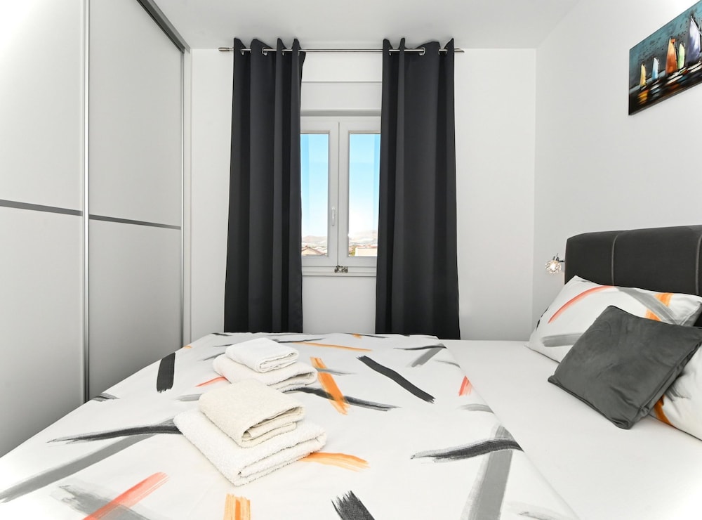 Stylish Kaštela Apartment With Modern Amenities and Free Parking