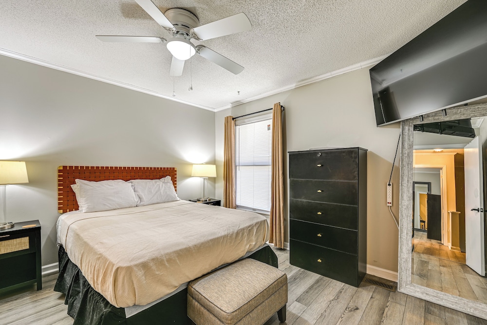 < 2 Mi to ECU & Medical District: Retreat w/ Patio
