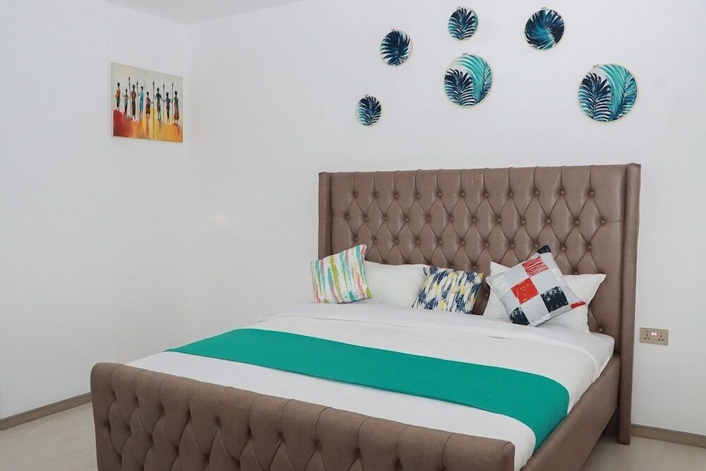 Lux Suites Royal Oak Residency photo 2