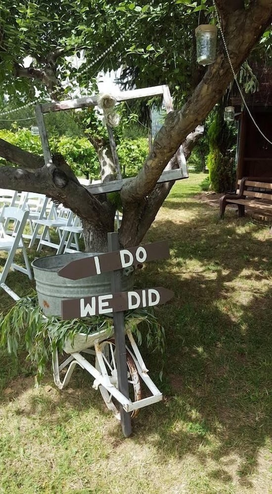 Columbia Gardens Winery and Grape Escape Guesthouse