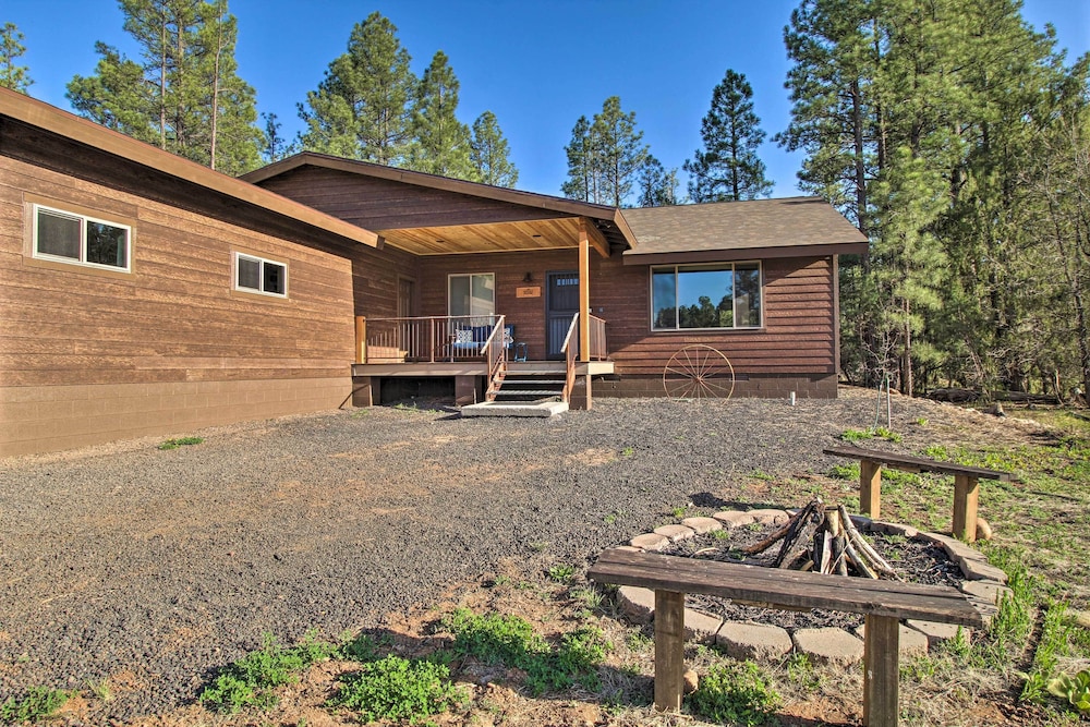 1 Mi to Rainbow Lake: Newly Built & Woodsy Retreat