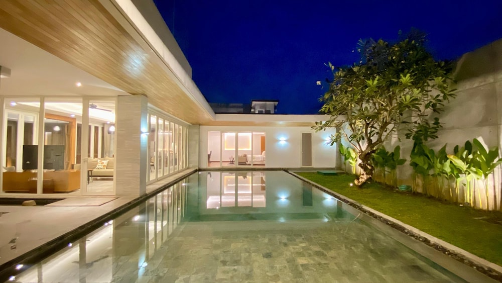 YY Villa Big Pool & Parking in Seminyak
