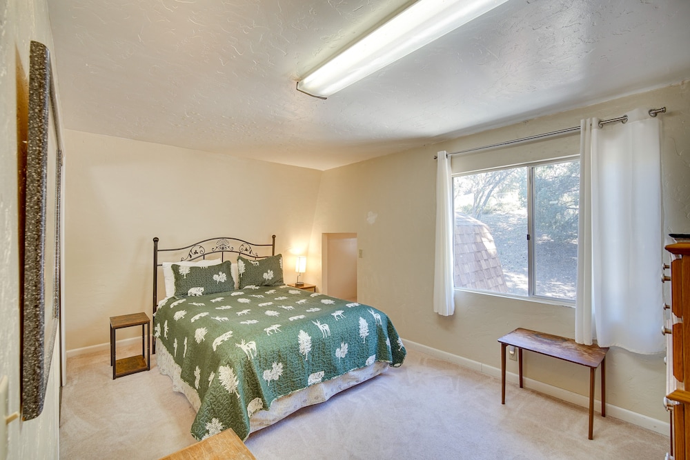 Quaint Big Bear Home w/ Hot Tub: 4 Mi to Skiing!
