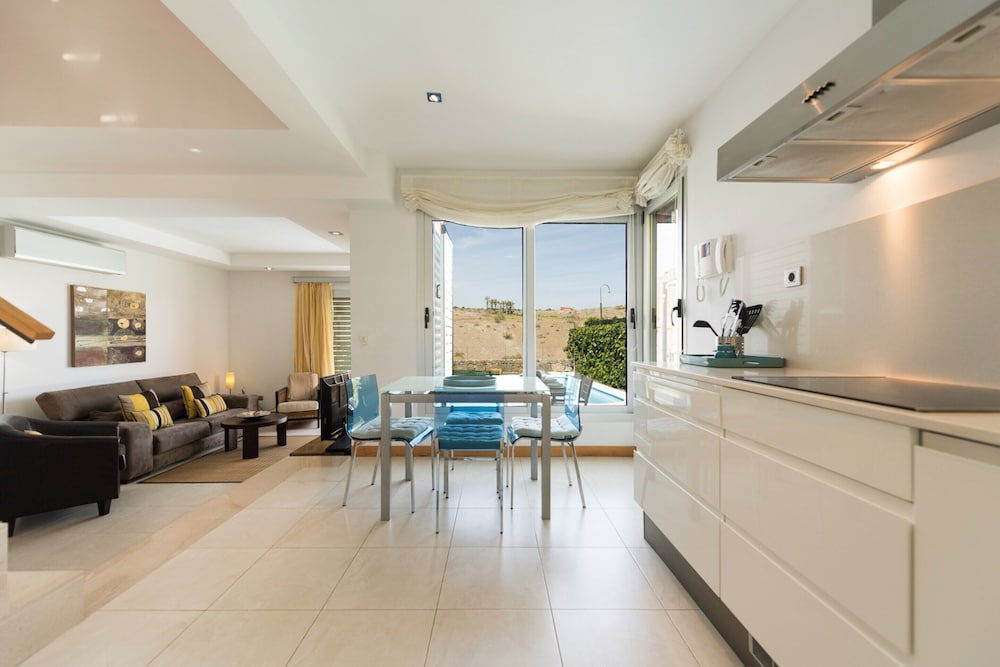 Villa With Heated Pool in Salobre