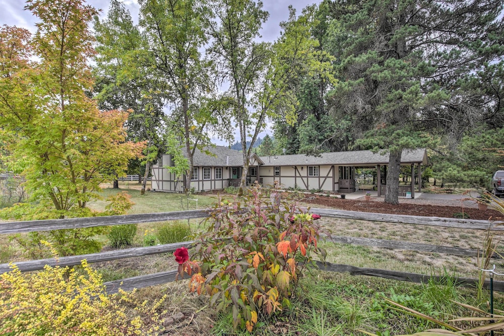 Cozy Cottage on Flower Farm w/ Baker Creek Views! view 3