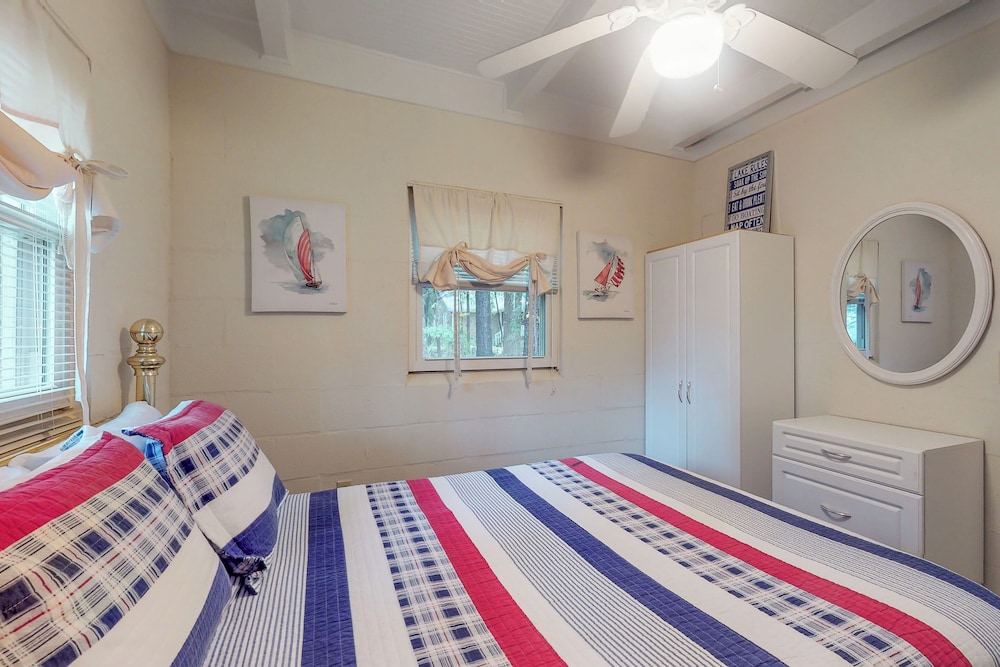 2BR Lakefront Lake Murray Home w/ Dock & Deck