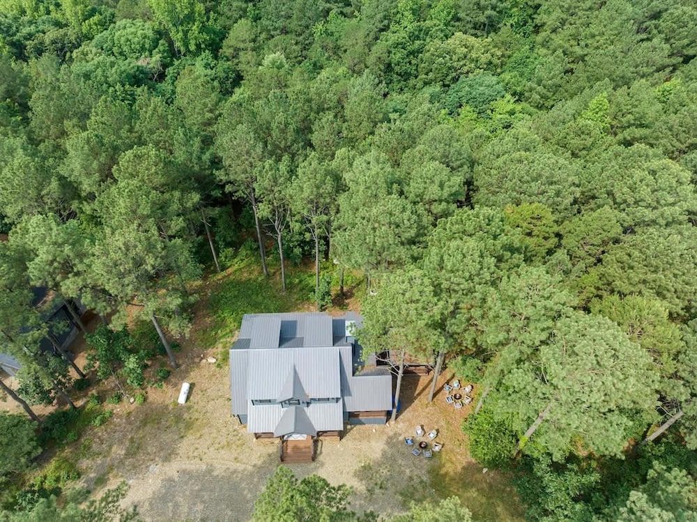 Family-friendly Broken Bow Cabin w spa Game Room