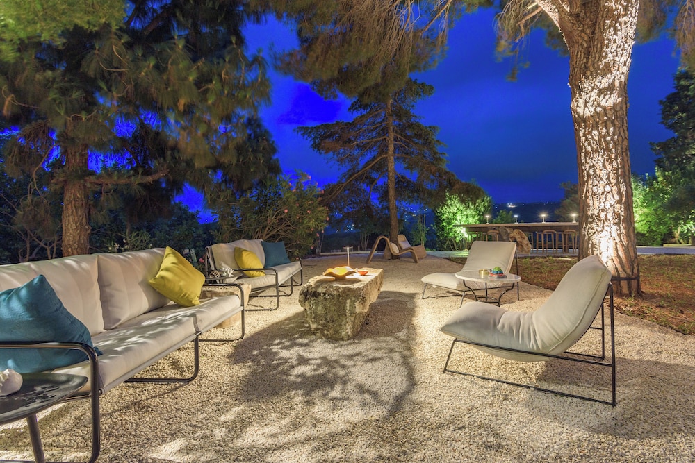 Amani Luxury 4BR Villa & Pool in Batroun