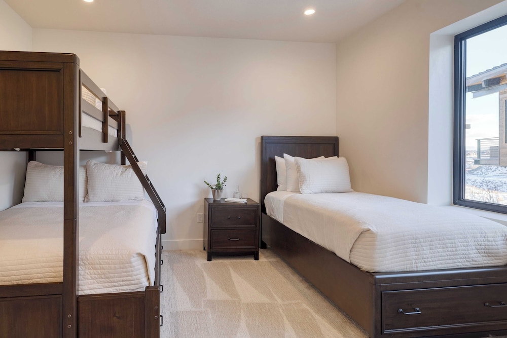 Mins to Deer Valley Lift Firepit, Game Room, Views, 5bdr Orion by Avantstay