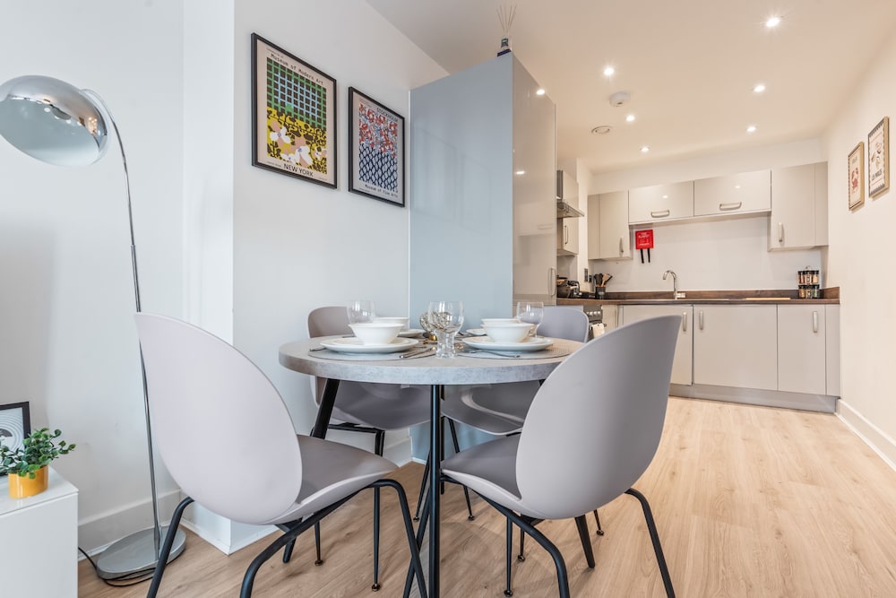 Sleeps 2 - Pets - Wifi - Parking