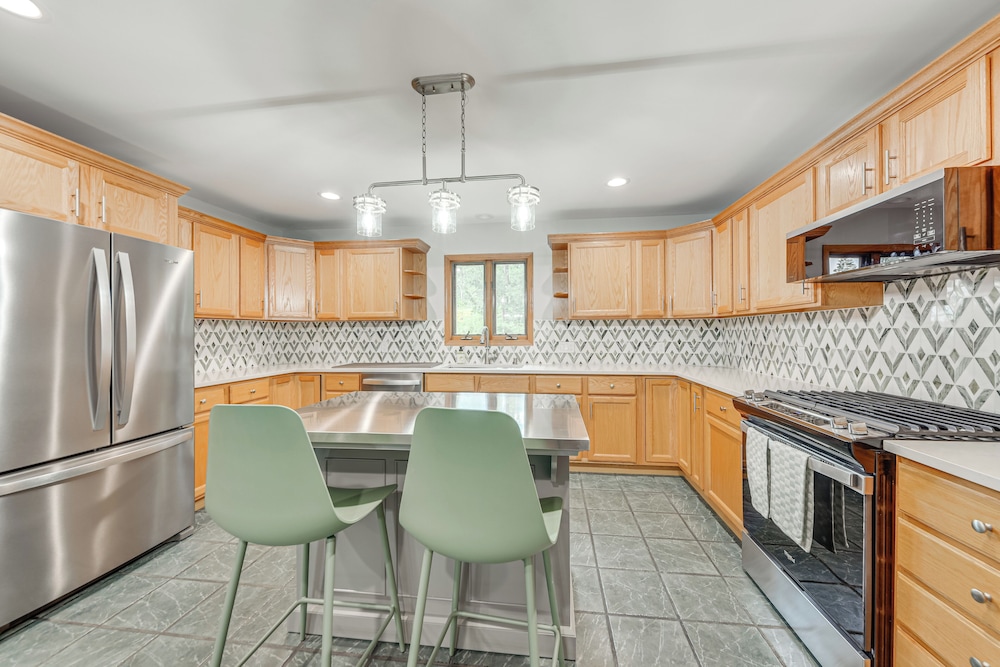 Lake Mary View: Pickleball Paradise Penthouse Unit