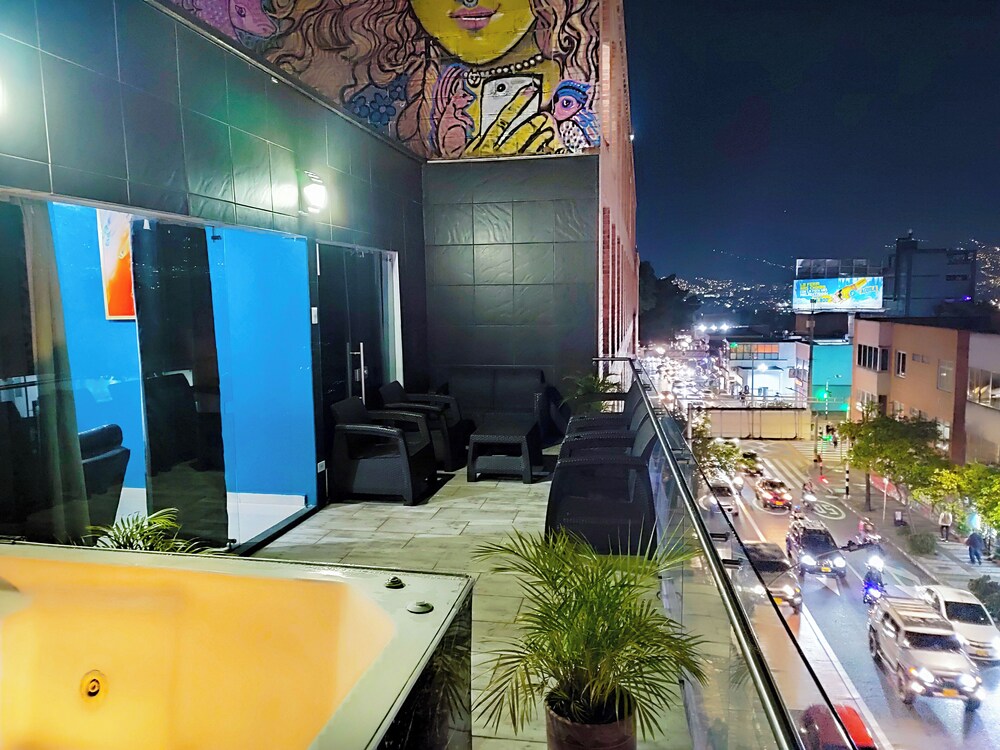 $ PROMO $ 11 Bedrooms with bathrooms Aprtmnt + 2 Jacuzzis and a rooftop pool. @Poblado