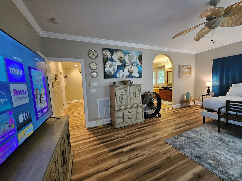 Heated Pool King Bed Jacuzzi Bath Arcade