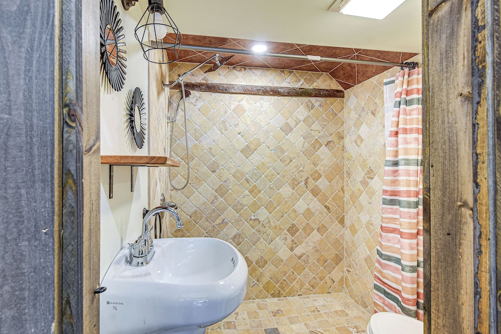 Creekside Milford Studio w/ Gas Grill + Mtn Views!
