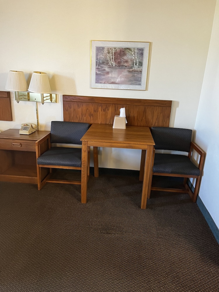 Super 8 by Wyndham Smithville/Kansas City