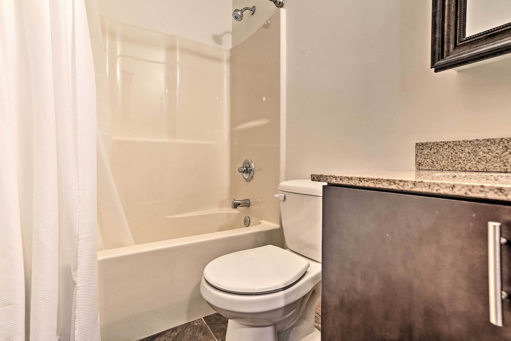 Retreat W/game Room & Deck, 1 Mi to Camelback