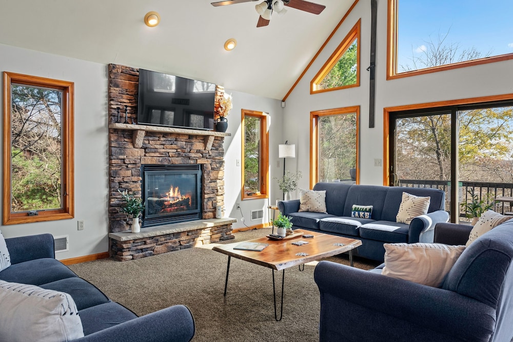 Lake View Chalet by Avantstay Lake Access Deck