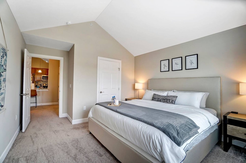 King Bed Top Floor Washer Dryer Balcony Wifi