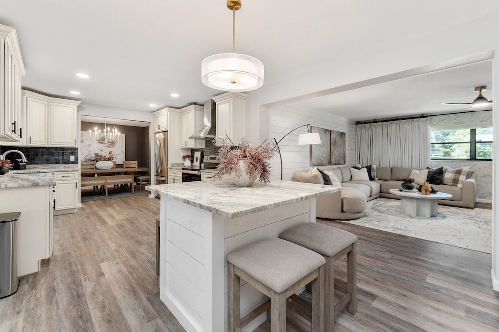 Designer Pet-friendly Retreat With Heated Pool 5 Bedroom Home