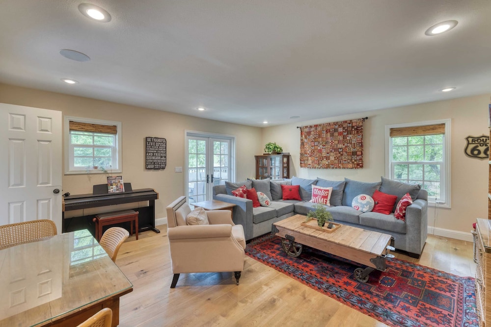 Glen Ellen Escape 5BR Retreat w/ Pool, Hot Tub, Hammocks & Vineyard Views