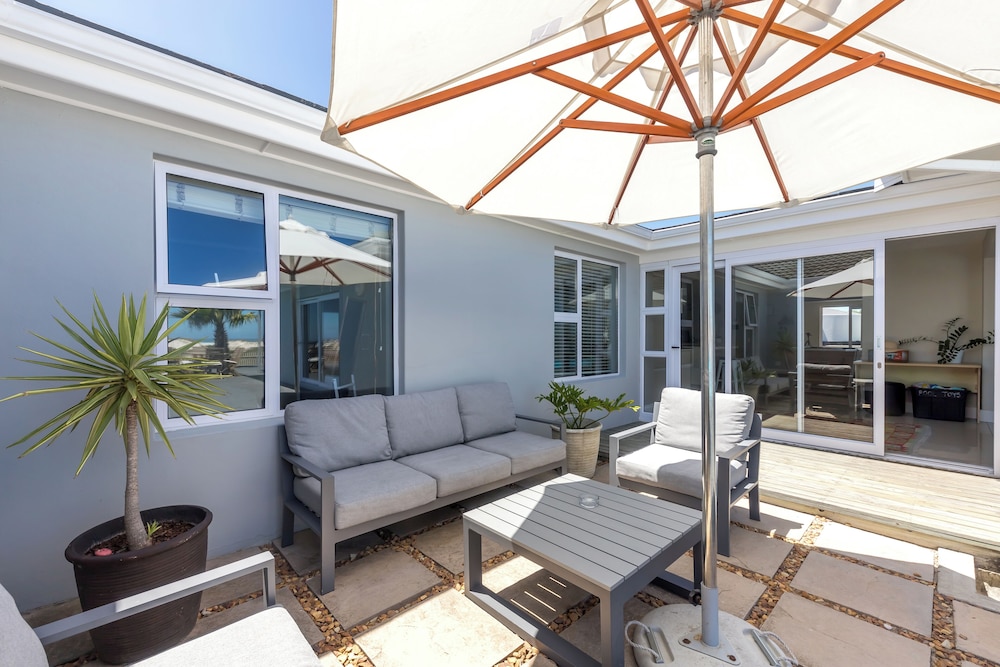 Beachfront, Private Pool, Pizza Oven, Pool Table, Fast Internet, Family Friendly
