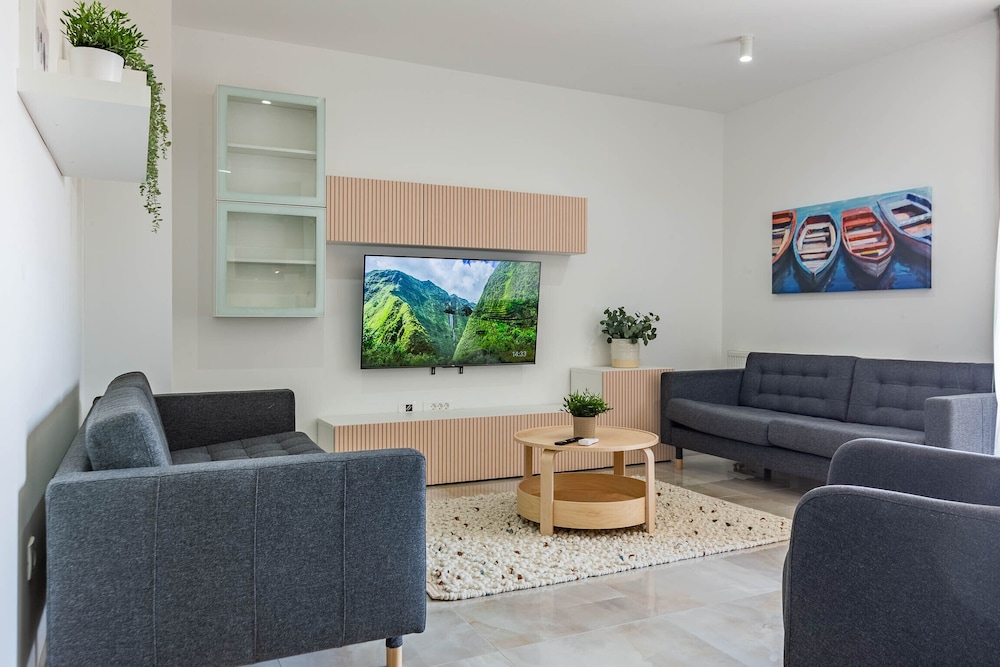 Exquisite Prestige Luxury Apartments With Shared Pool