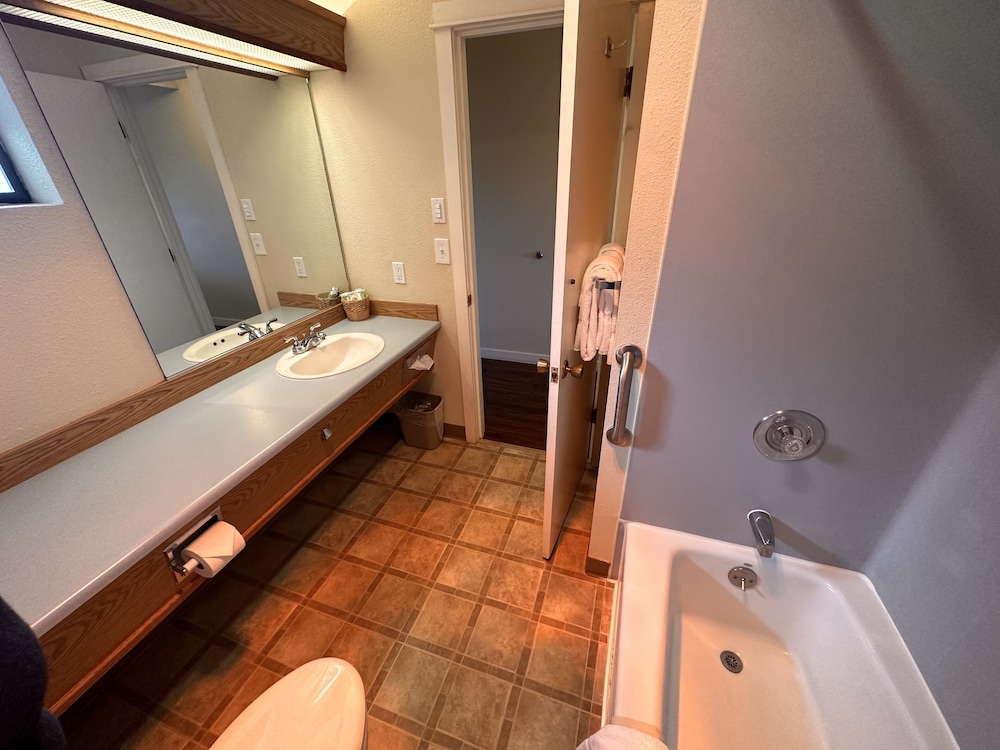 Astoria Crest Motel