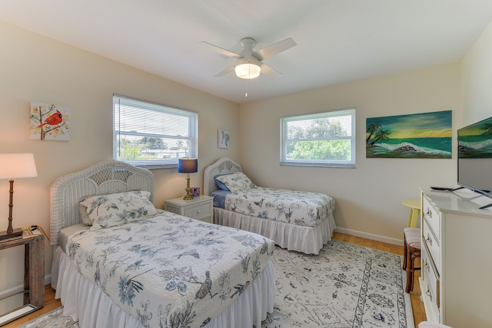 Beach Gear Provided! Cozy Family Home in Bradenton