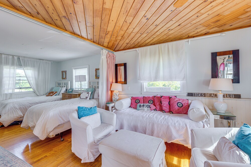 Walk to the Beach: Pet-friendly Gem in Biddeford! view 2