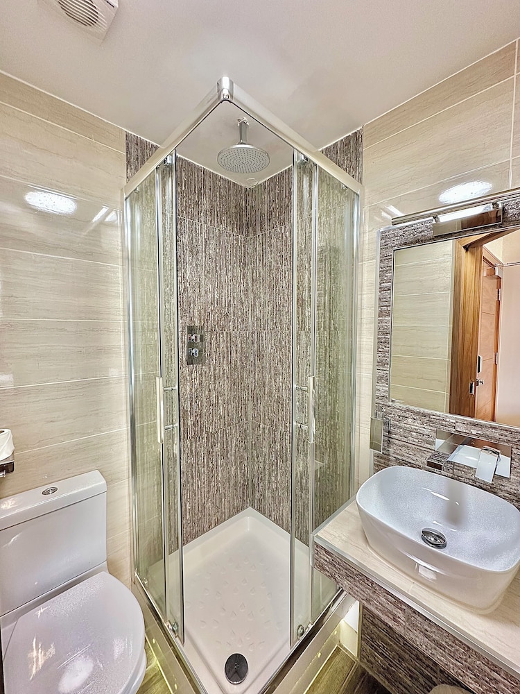 205 Earls Court