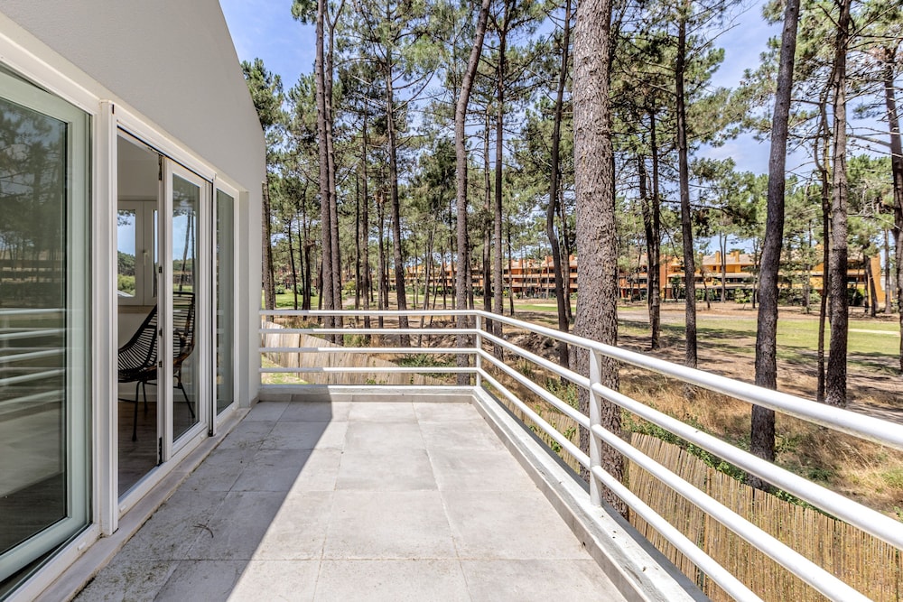 Aroeira Modern Grand Villa With Pool by Homing